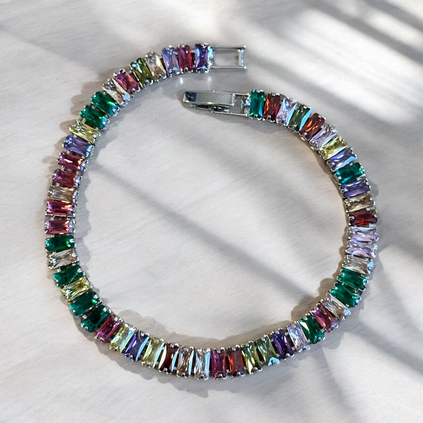 A25-04 Trendiger Armband mit bunten Steinen – Dein Highlight